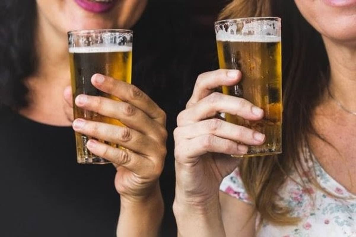 Una cerveza de 355 mililitros con aproximadamente 5 por ciento de alcohol, puede tardar entre dos y tres horas en eliminarse completamente del organismo