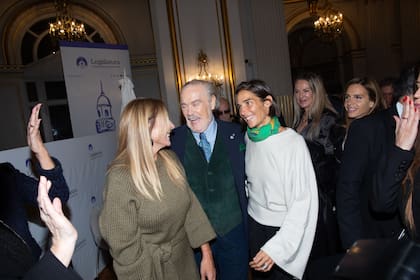 Una charla distendida en medio de la multitud entre Ama Amoedo, Gino y Juana Viale.