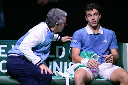 Una charla en un descanso entre Francisco Cerúndolo y el capitán Javier Frana; el porteño cayó con Zverev