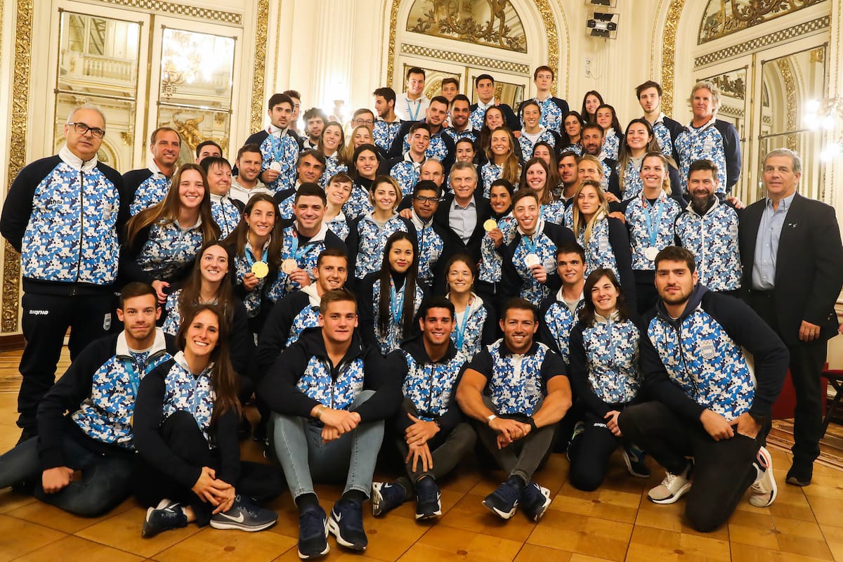 Una charla y muchas fotos en la casa Rosada; el presidente Mauricio Macri estuvo allí con atletas argentinos