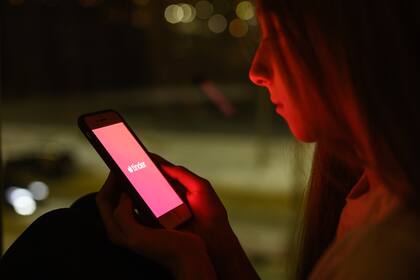 Una chica busca una cita en Tinder