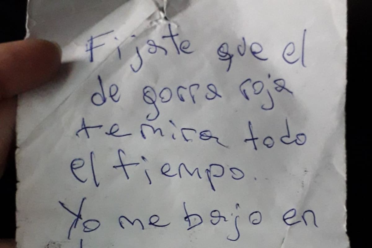 Una chica le pasó una nota a otra mientras iban en un colectivo