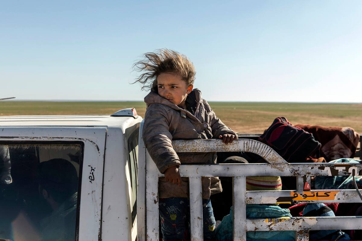 Una chica que escapó de Al-Baghuz Fawqani espera en la zona de revisión