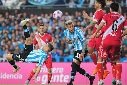Una chilena de Hauche en Racing vs Argentinos. 03-09-22