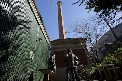 Una chimenea en el fondo de una casa
