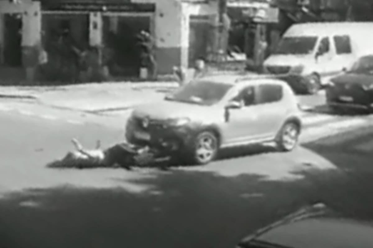 Una ciclista de 48 años fue atropellada en Palermo y un grupo de vecinos la rescataron tras quedar debajo del auto