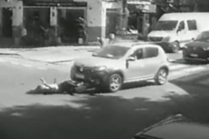 Una ciclista de 48 años fue atropellada en Palermo y un grupo de vecinos la rescataron tras quedar debajo del auto
