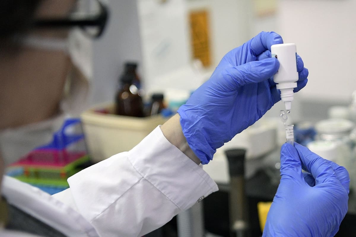 Una científica del CONICET muestra como funciona el NEOKIT de COVID-19.