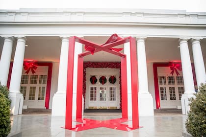 Una cinta afuera del Ala Este de la Casa Blanca en Washington, previo a la fiesta navideña, el 29 de noviembre del 2016. (AP foto/Andrew Harnik)