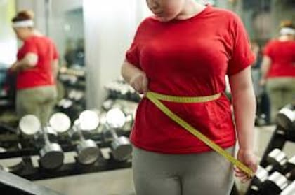 Una cinta métrica puede darte una idea rápida. La relación cintura-altura mide la cantidad de grasa abdominal central que tiene una persona en relación con su altura