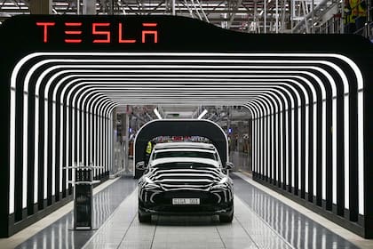 Una cinta transportadora durante la inauguración de una fábrica de Tesla en Alemania (Patrick Pleul/Pool via AP, archivo)