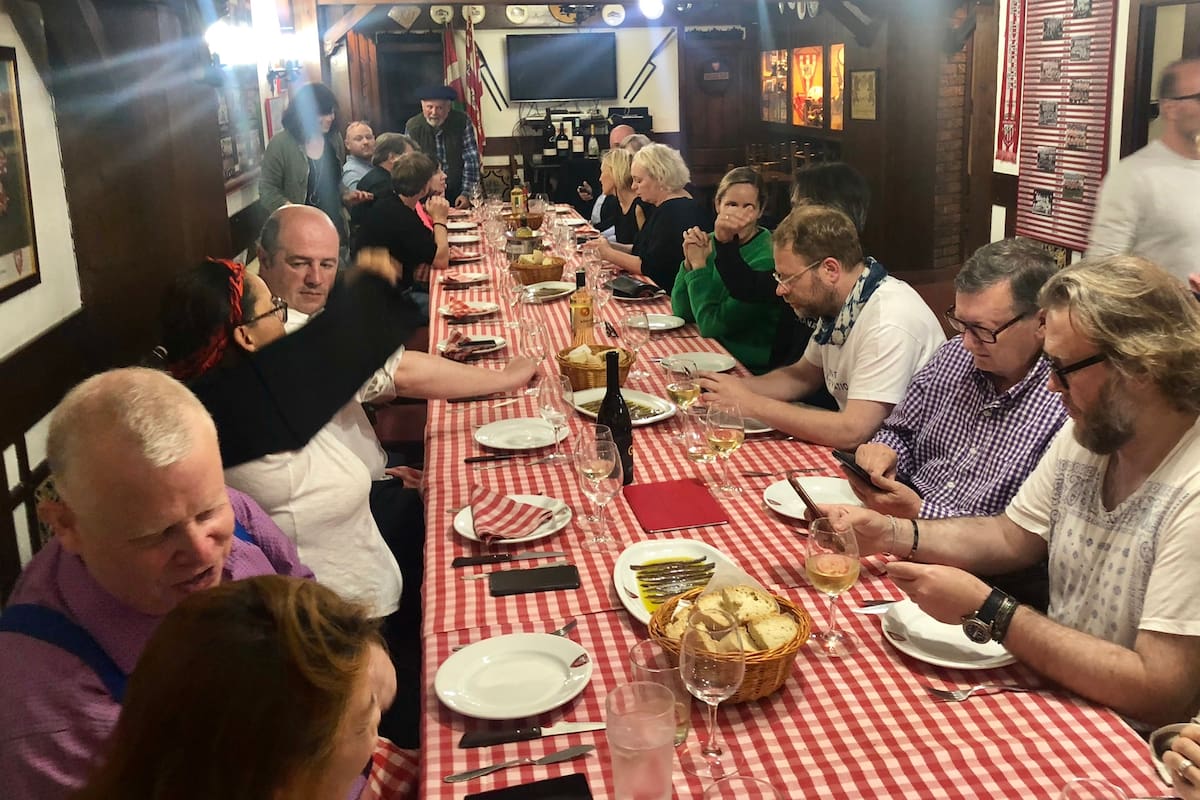 Una cita especial en un tradicional club vasco