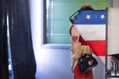 Una ciudadana norteamericana vota en una iglesia en Memphis, Tennessee, el 8 de noviembre