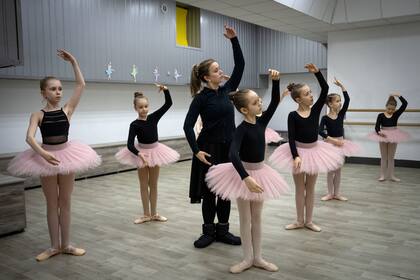 Una clase de ballet en Járkiv, Ucrania, el 18 de marzo de 2024. (Foto AP/Efrem Lukatsky)