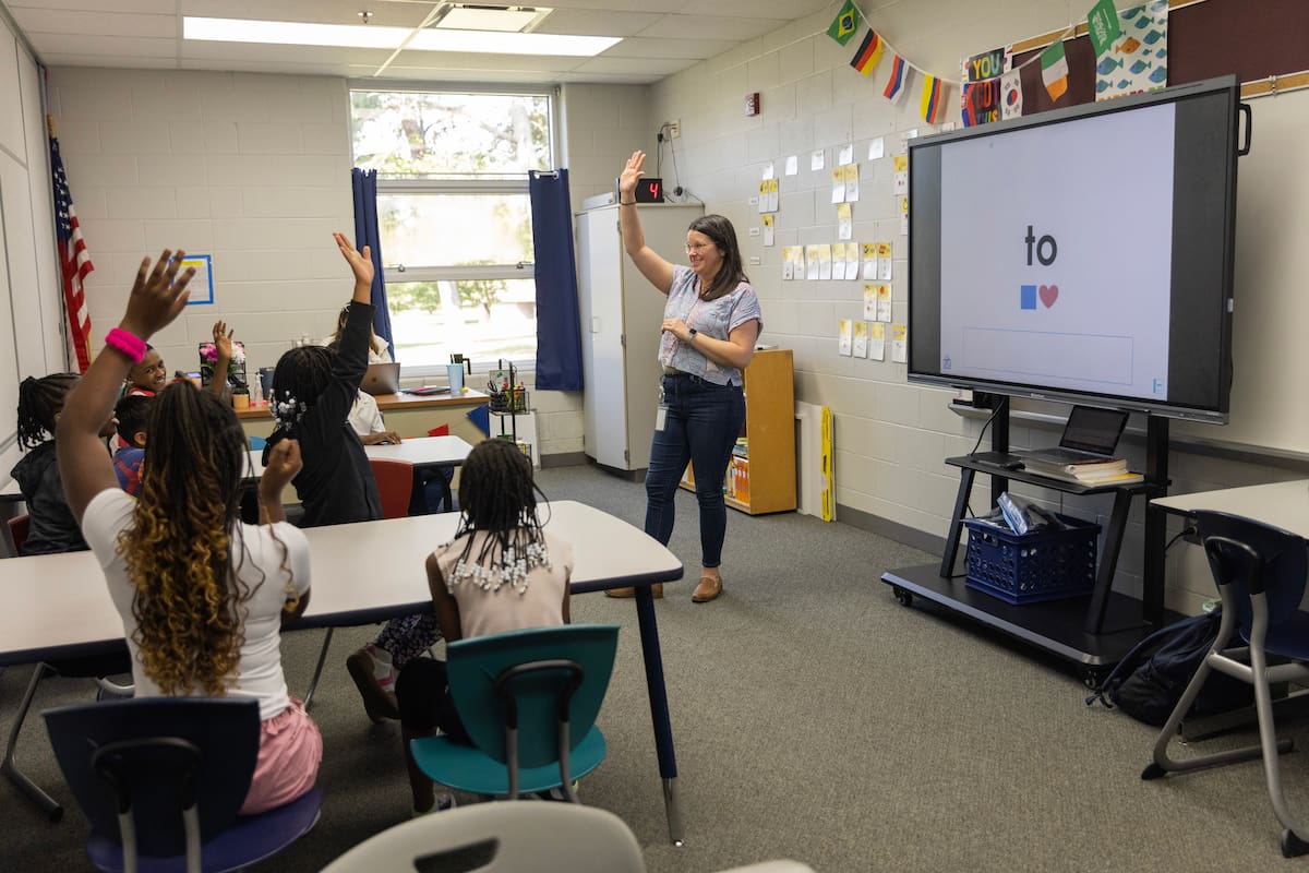 Una clase de primaria en Estados Unidos: los nuevos datos muestran un retroceso sostenido en los puntajes de lectura y matemáticas en la última década