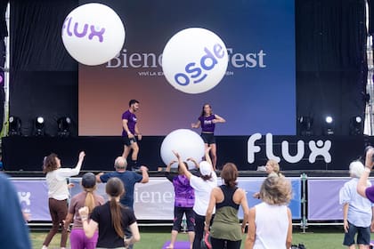 Una clase de stretching en el escenario principal Flux.