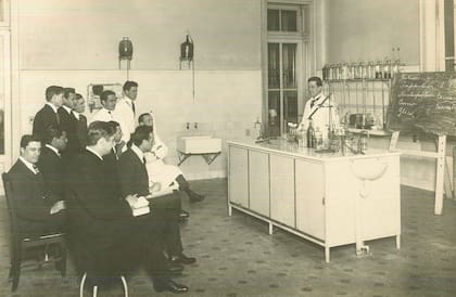 Una clase práctica en los laboratorios del instituto