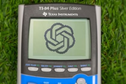 Una clásica calculadora científica TI-84 Plus modificada para correr ChatGPT
