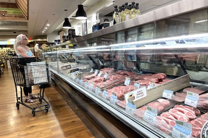 Una clienta compra carne en un supermercado de Andronico el 8 de junio, en San Anselmo, California; la inflación en EE.UU. golpea el bolsillo de los consumidores. Justin Sullivan/Getty Images/AFP