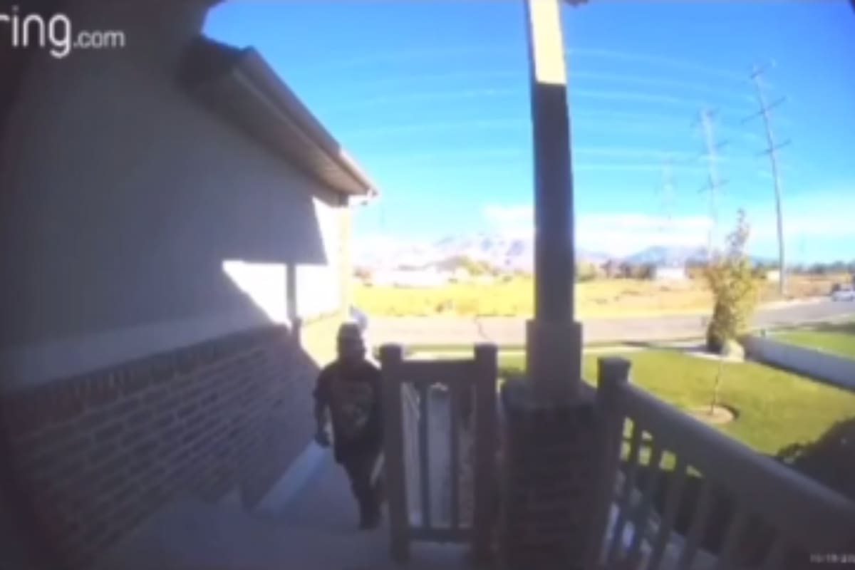 Una clienta le hizo un ocurrente pedido al repartidor y lo filmó todo: el incómodo momento ahora se hizo viral