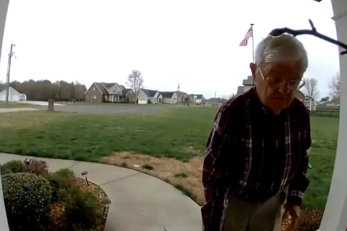 Una clienta observó en la cámara de su casa que el conductor tenía dificultades para caminar y decidió ayudarlo