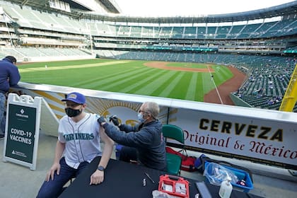 Una clínica de vacunación instalada antes de un juego de béisbol el martes pasado en Seattle. Washington es uno de los tantos estados que redujo el número de pedido de dosis del suero al gobierno federal