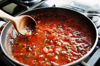 Salsa de tomate casera sin aditivos ni conservantes: la receta fácil con ajo, cebolla y zanahoria