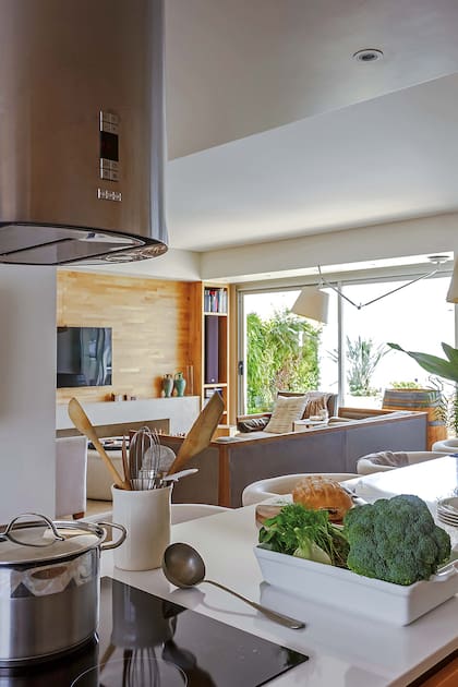 Una cocina cálida, con un mueble funcional que se integra al living con elegancia.