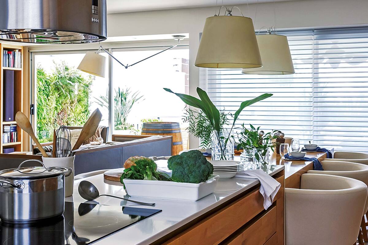 Una cocina cálida, con un mueble funcional que se integra al living con elegancia.