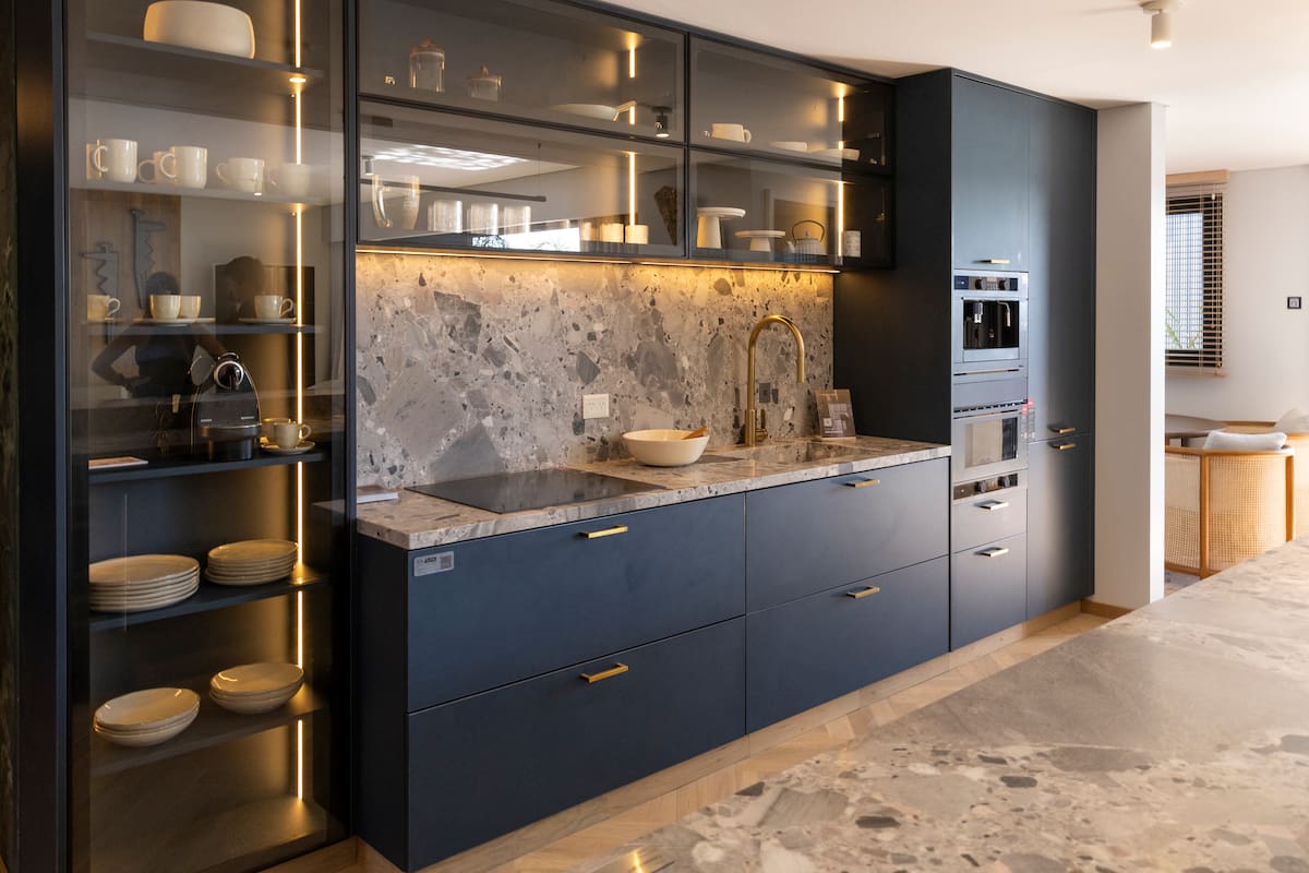 Una cocina contemporánea en un tono azul Tuareg, de Faplac.