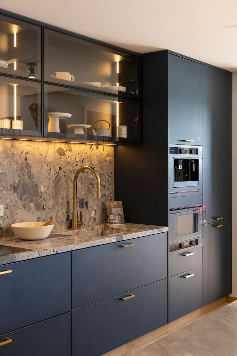 Una cocina contemporánea en un tono azul Tuareg, de Faplac.