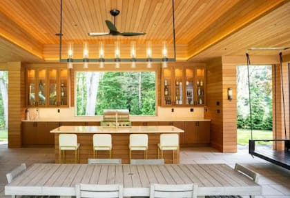 Una cocina en Woodbury, Nueva York, enchapada con paneles de cáscara de arroz de Modern Mill