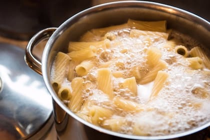 Una cocinera italiana sorprendió con una revelaciób sobre cómo se debe usar el colador