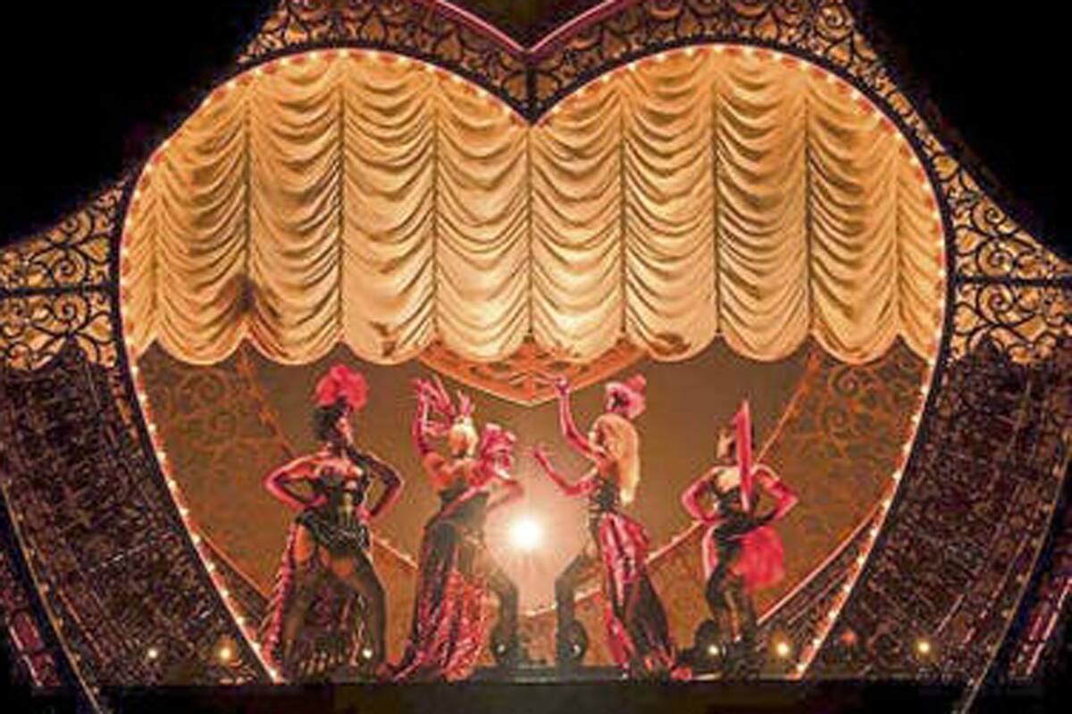 Una colorida escena de Moulin Rouge