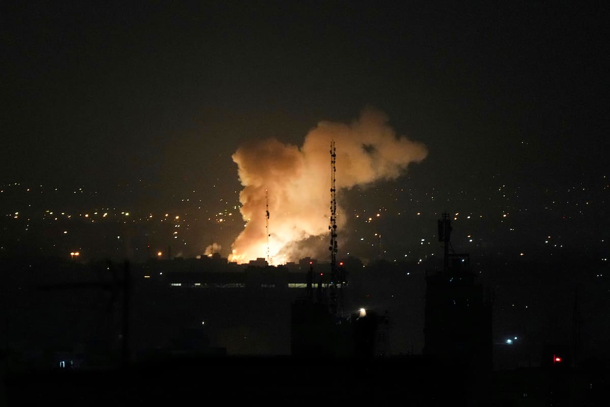 Una columna de humo después de una explosión en Teherán, Irán, el viernes 13 de junio de 2025. (AP Foto/Vahid Salemi)