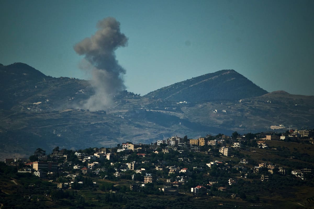 Una columna de humo gris marca el sitio donde impactó un ataque del ejército israelí en el sur de Líbano, visto desde el norte de Israel, el 19 de junio de 2026