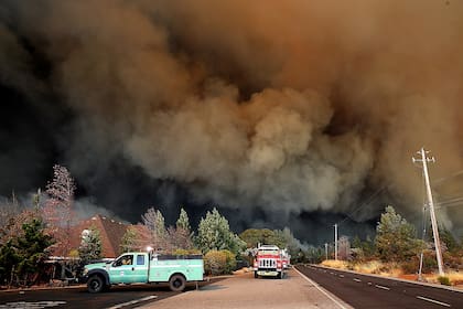 Una columna de humo invade el cielo en el área en Paradise, California.
