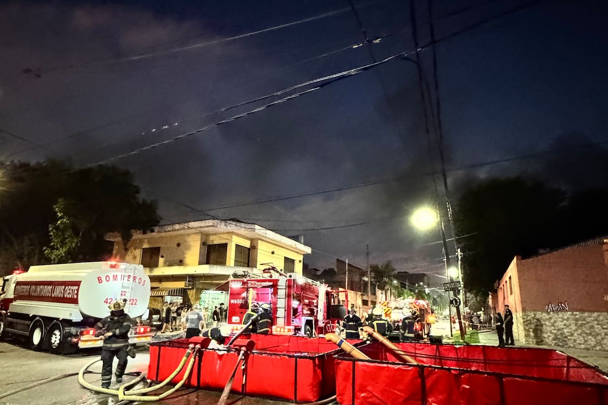 Una columna de humo negro atraviesa la zona sur del conurbano bonaerense por un incendio en Valentín Alsina