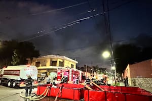 Una columna de humo negro atraviesa la zona sur del conurbano bonaerense por un incendio en Valentín Alsina