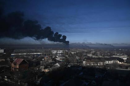 Una columna de humo sale de un aeropuerto militar en Chuguyev, cerca de Kharkiv