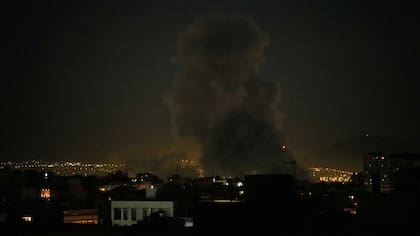 Una columna de humo sale de un edificio tras un bombardeo en Teherán (AP foto/Vahid Salemi)