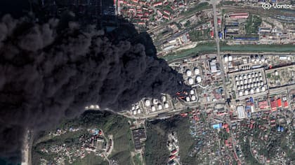 Una columna de humo se eleva de una infraestructura petrolera en Tuapse, en el sur de Rusia, tras un ataque de drones ucranianos