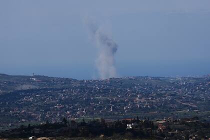 Una columna de humo se eleva desde el lugar de un bombardeo israelí en el sur del Líbano, el 2 de marzo del 2026. (AP foto/Ariel Schalit)