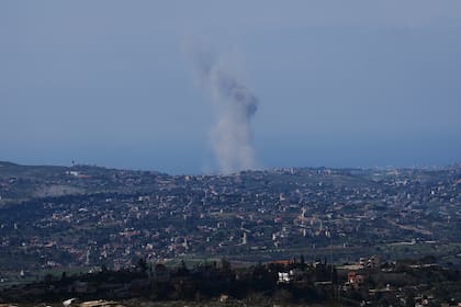 Una columna de humo se eleva desde el lugar de un bombardeo israelí en el sur del Líbano, el 2 de marzo del 2026