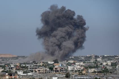 Una columna de humo se eleva durante un ataque israelí en Rafah, en la Franja de Gaza, el jueves 30 de mayo de 2024. (AP Foto/Abdel Kareem Hana)