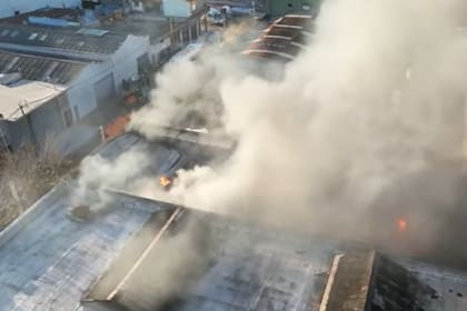 Una columna de humo se eleva sobre la fábrica de plástico devorada por un incendio
