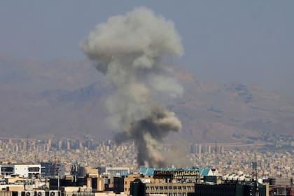 Una columna de humo se eleva sobre Teherán después de los ataques perpetrados por Israel este fin de semana