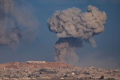 Una columna de humo se eleva tras un ataque militar israelí en el norte de la Franja de Gaza, visto desde el sur de Israel, el domingo 31 de agosto de 2025.