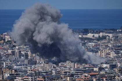 Una columna de humo se eleva tras un ataque aéreo israelí en el Líbano, uno de los escenarios de la guerra