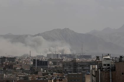 Una columna de humo se eleva tras una explosión, después de que Israel y Estados Unidos lanzaran ataques contra Teherán, el 28 de febrero de 2026.